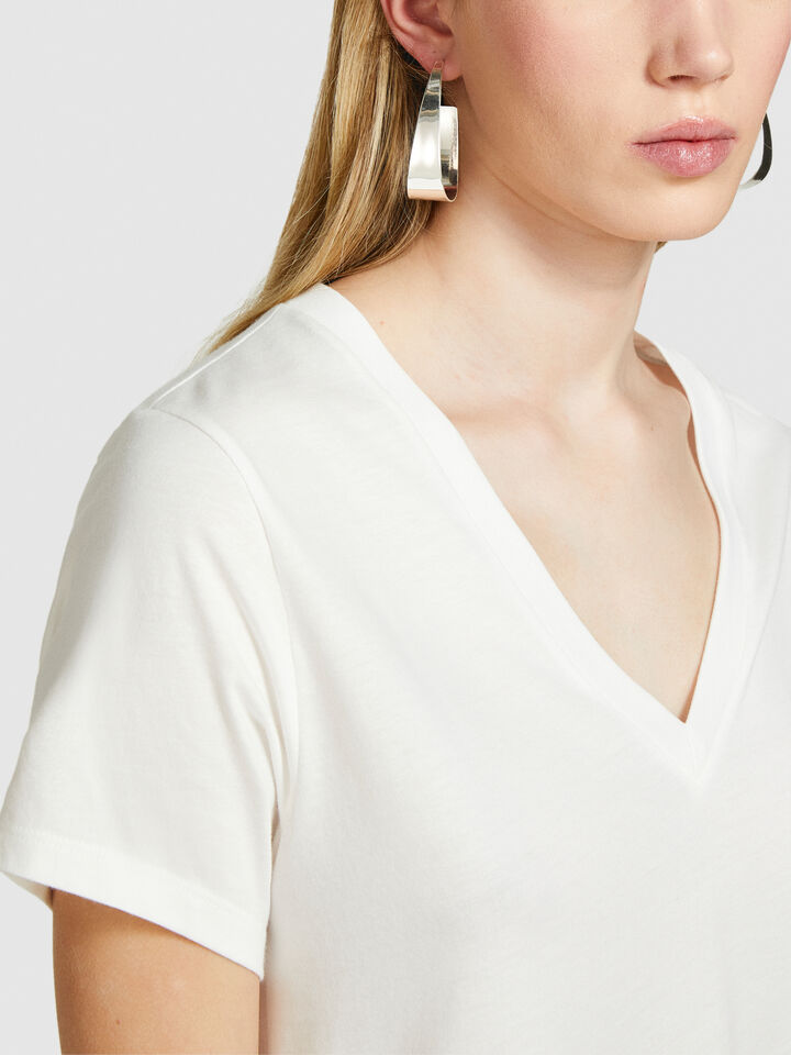 T-shirt with V-neck in 100% organic cotton - women's short sleeve t-shirts - White | Sisley image number 5